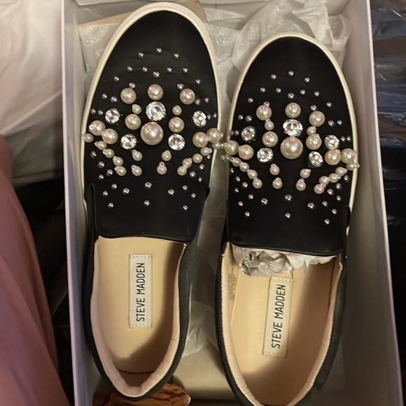 Steve Madden flat form slip on sneaker shoe. Can be dressed up or down. - Picture 2 of 4